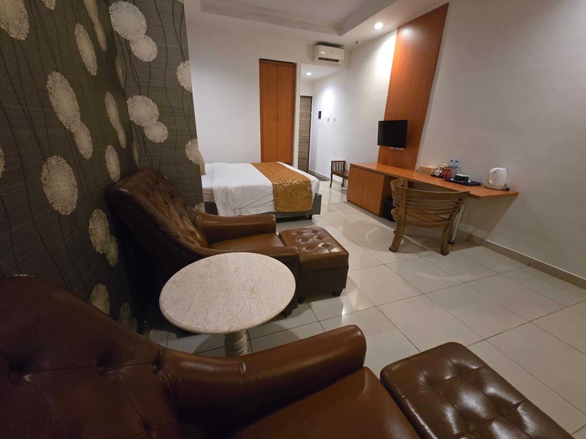 Marilyn Hotel Serpong Eksteriør billede